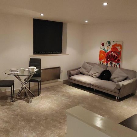 Lovely 1 Bedroom Apartment With Free Parking & Gym 커크버튼 외부 사진
