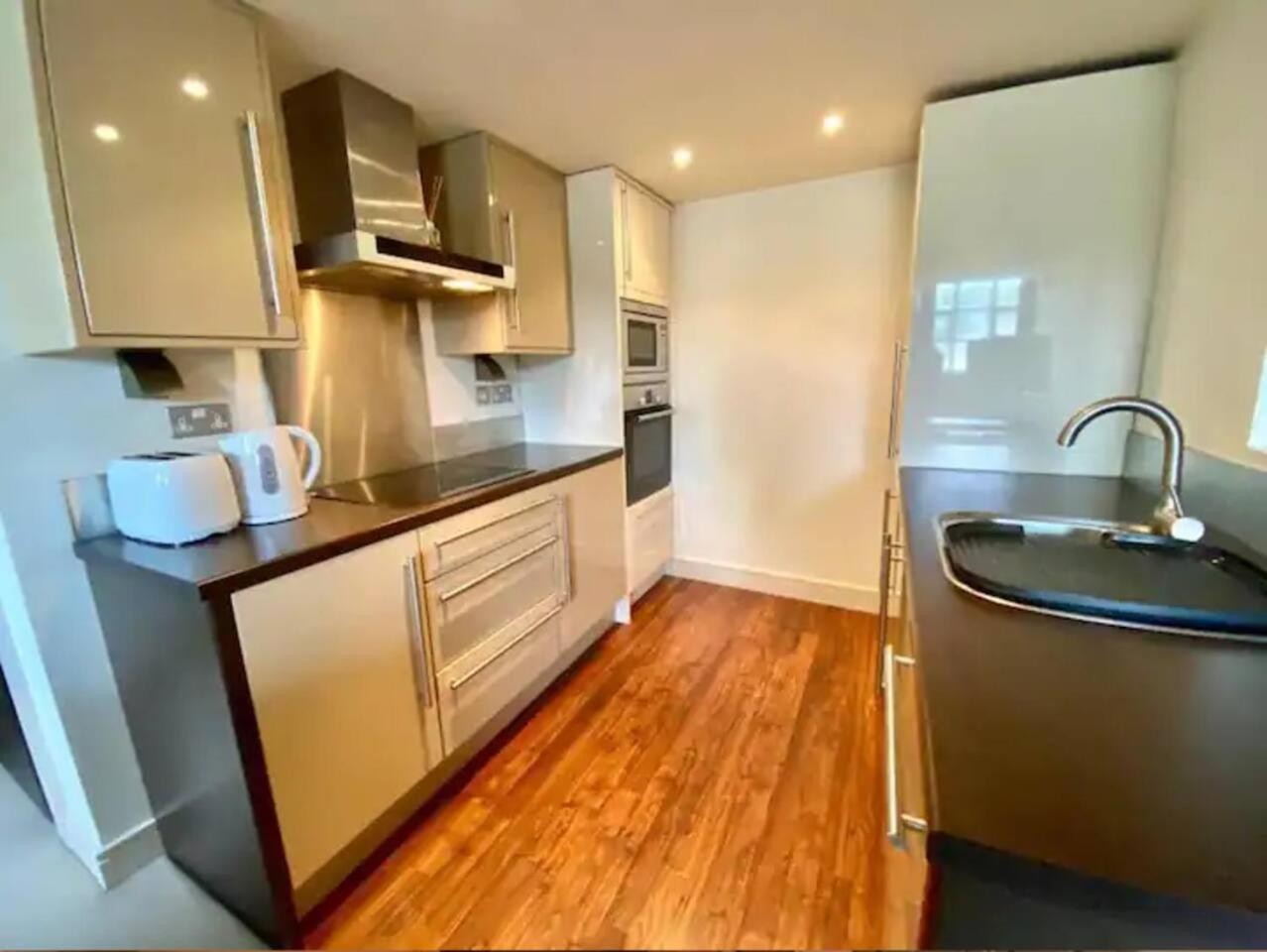 Lovely 1 Bedroom Apartment With Free Parking & Gym 커크버튼 외부 사진