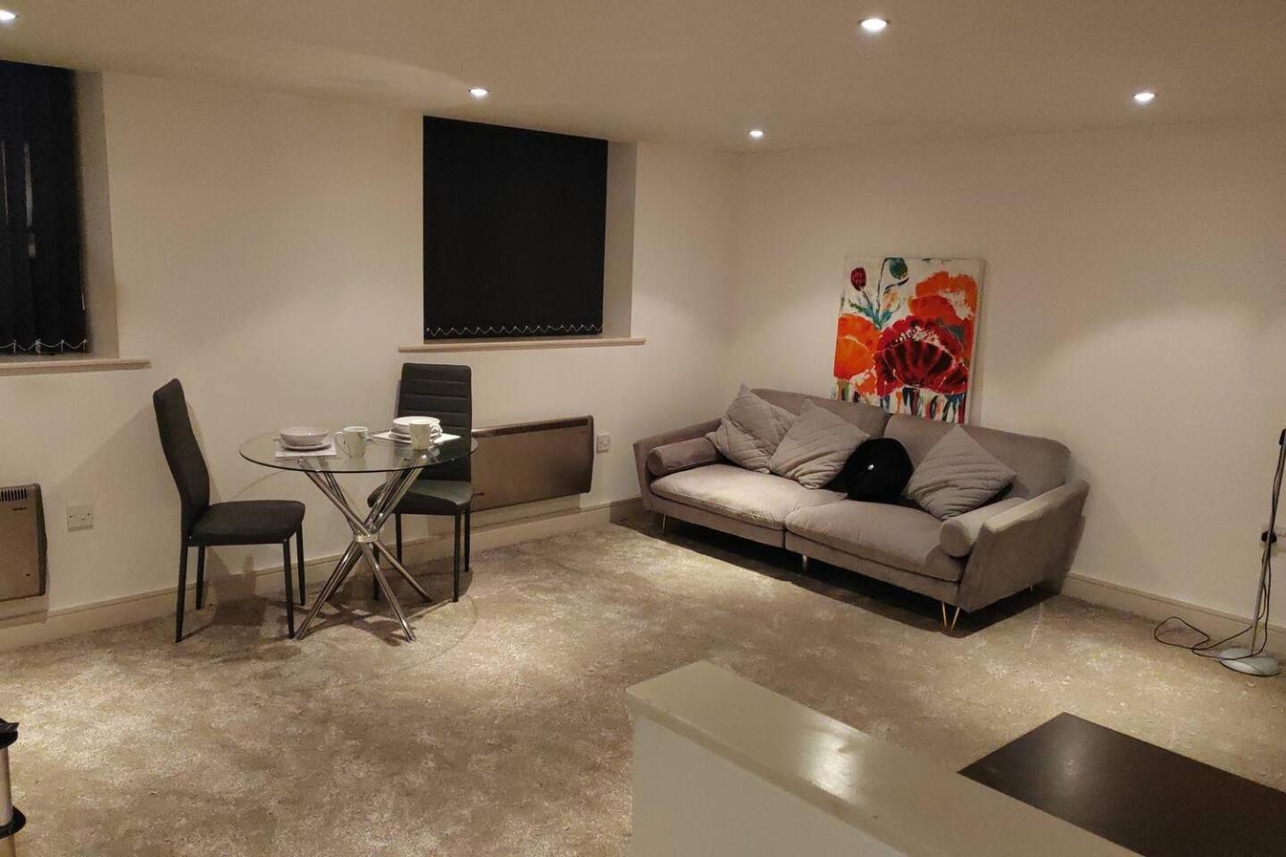 Lovely 1 Bedroom Apartment With Free Parking & Gym 커크버튼 외부 사진