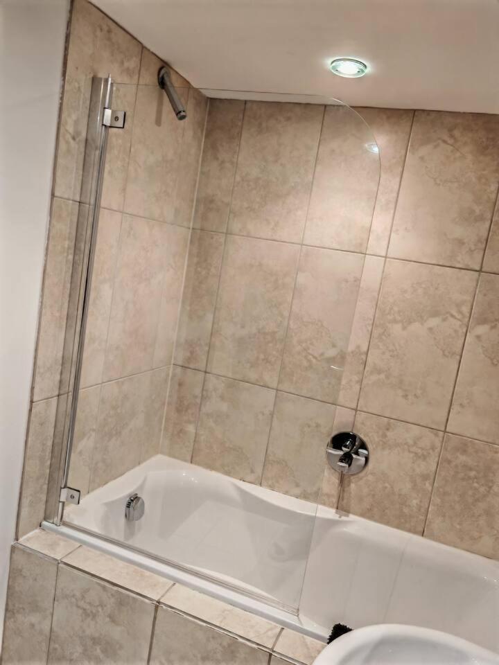 Lovely 1 Bedroom Apartment With Free Parking & Gym 커크버튼 외부 사진
