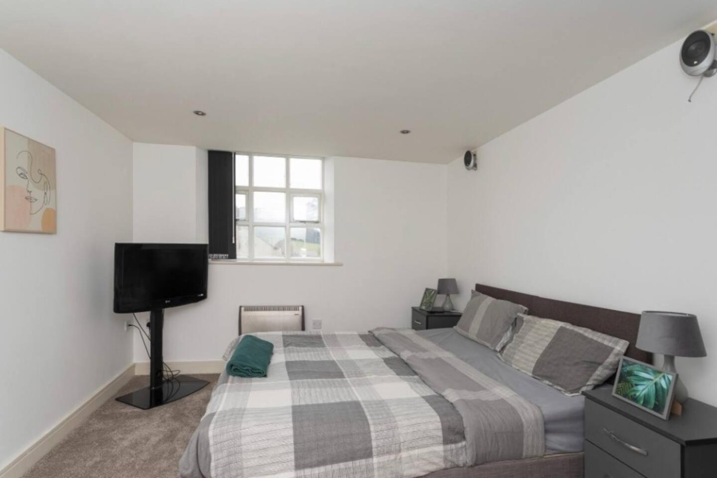 Lovely 1 Bedroom Apartment With Free Parking & Gym 커크버튼 외부 사진
