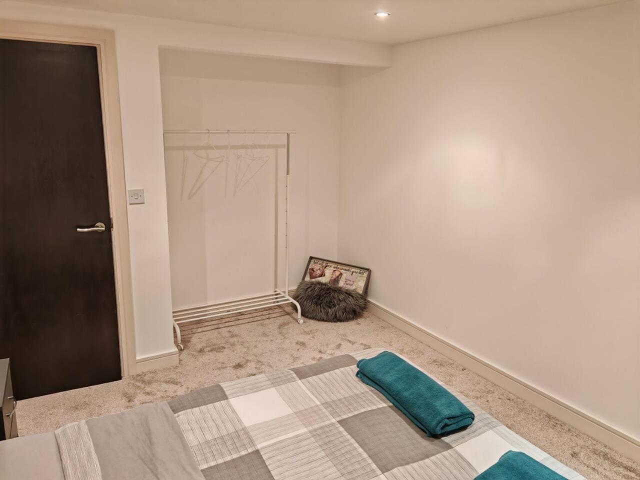 Lovely 1 Bedroom Apartment With Free Parking & Gym 커크버튼 외부 사진