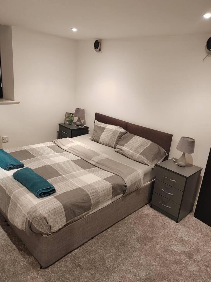 Lovely 1 Bedroom Apartment With Free Parking & Gym 커크버튼 외부 사진