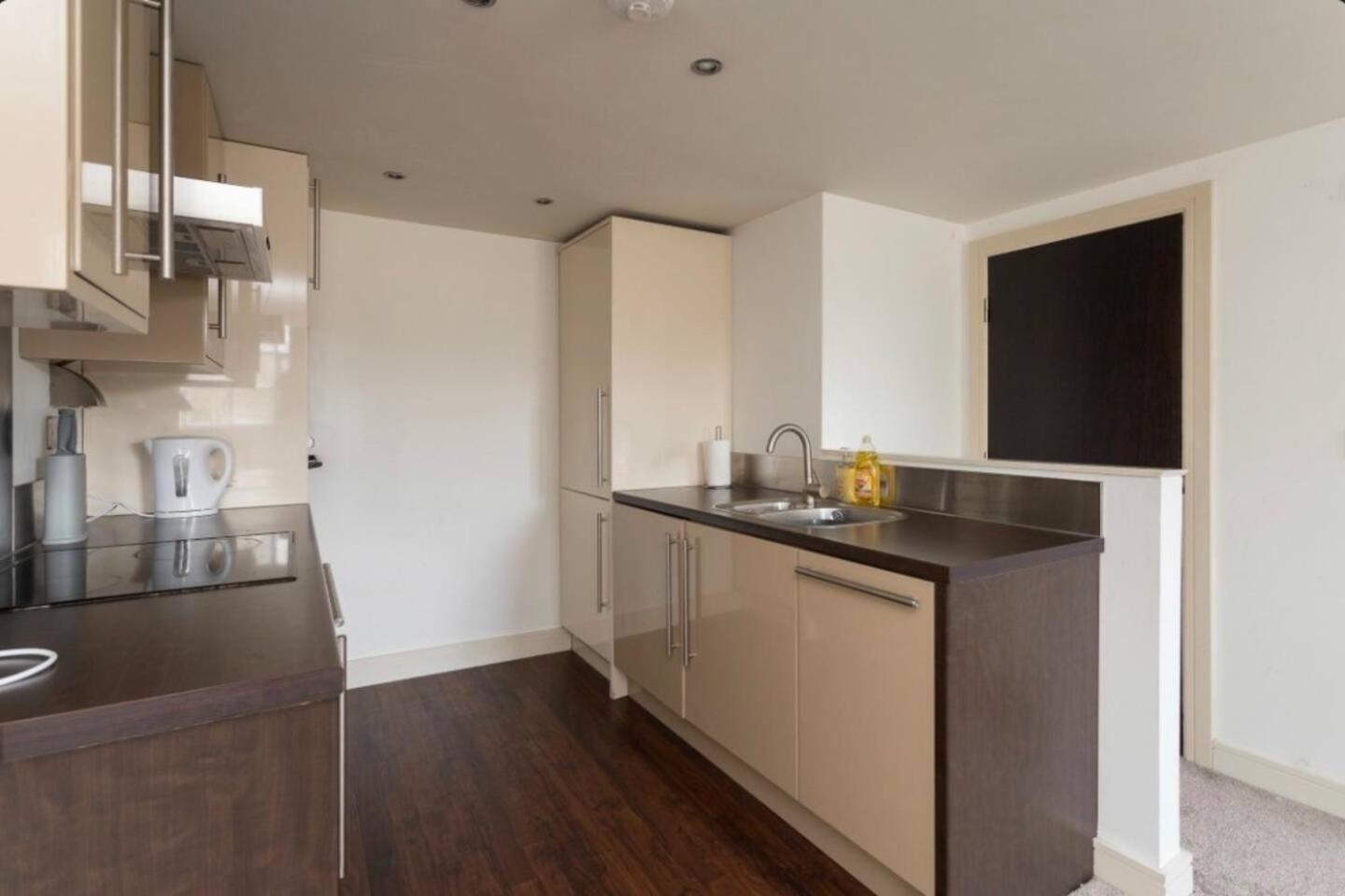 Lovely 1 Bedroom Apartment With Free Parking & Gym 커크버튼 외부 사진