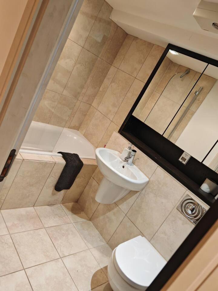 Lovely 1 Bedroom Apartment With Free Parking & Gym 커크버튼 외부 사진