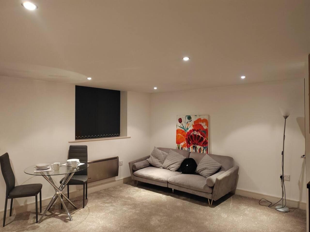 Lovely 1 Bedroom Apartment With Free Parking & Gym 커크버튼 외부 사진