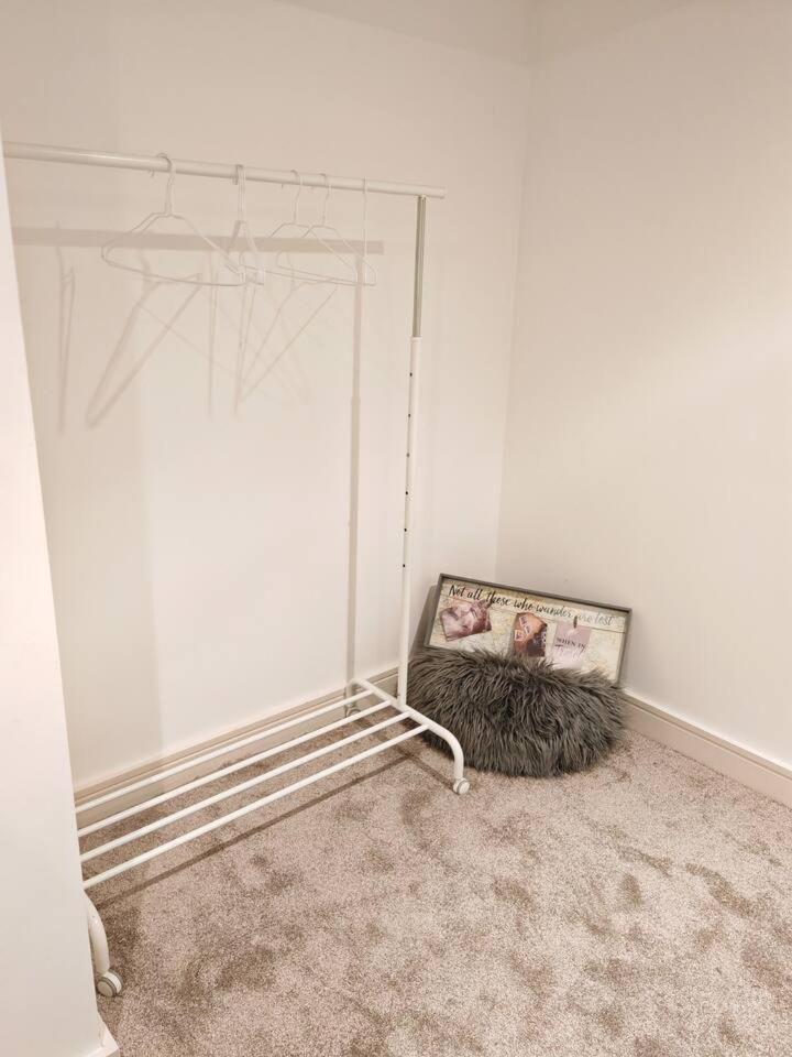 Lovely 1 Bedroom Apartment With Free Parking & Gym 커크버튼 외부 사진