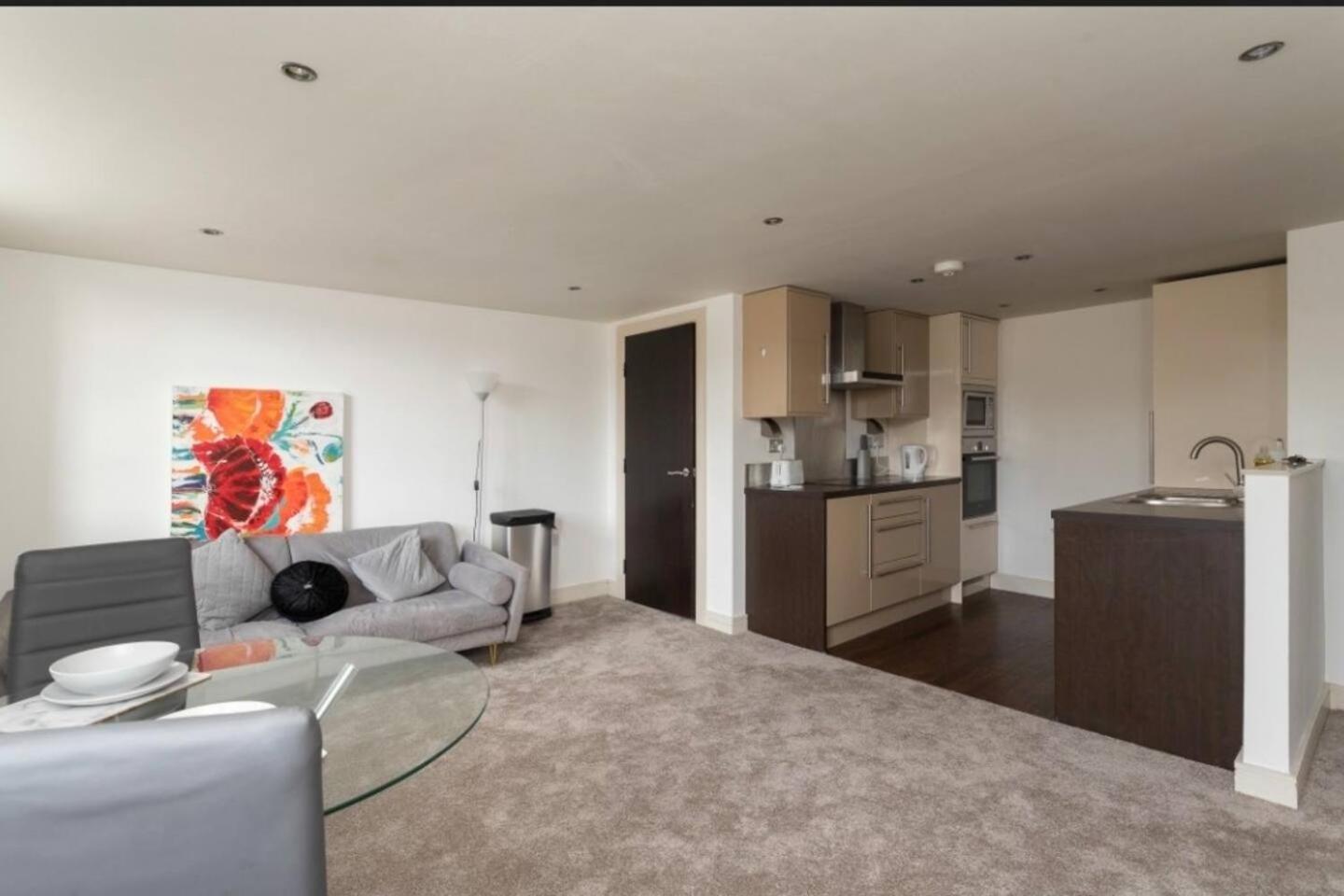 Lovely 1 Bedroom Apartment With Free Parking & Gym 커크버튼 외부 사진