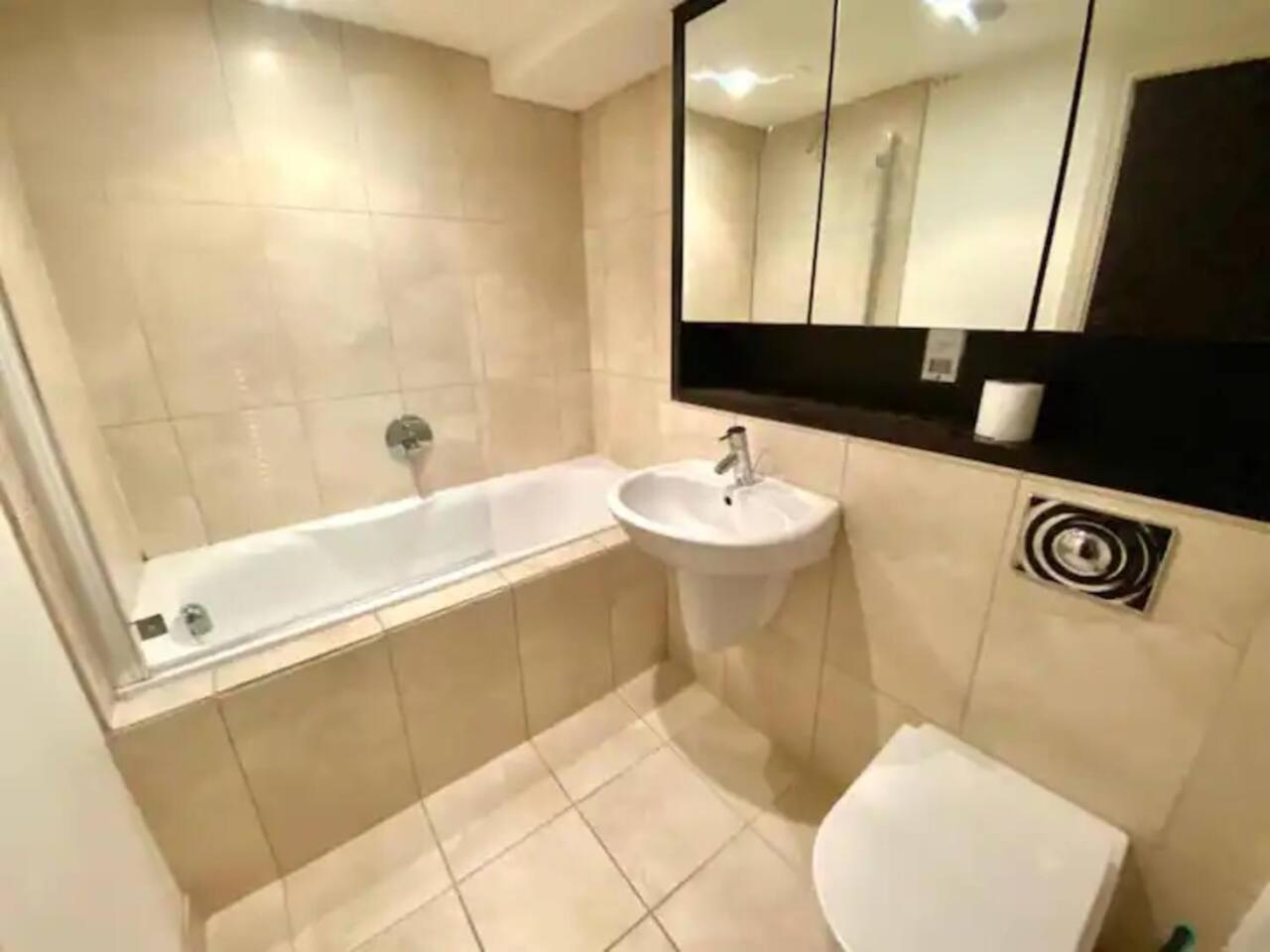 Lovely 1 Bedroom Apartment With Free Parking & Gym 커크버튼 외부 사진