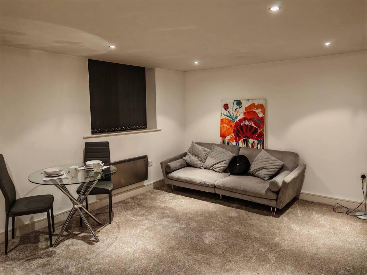 Lovely 1 Bedroom Apartment With Free Parking & Gym 커크버튼 외부 사진