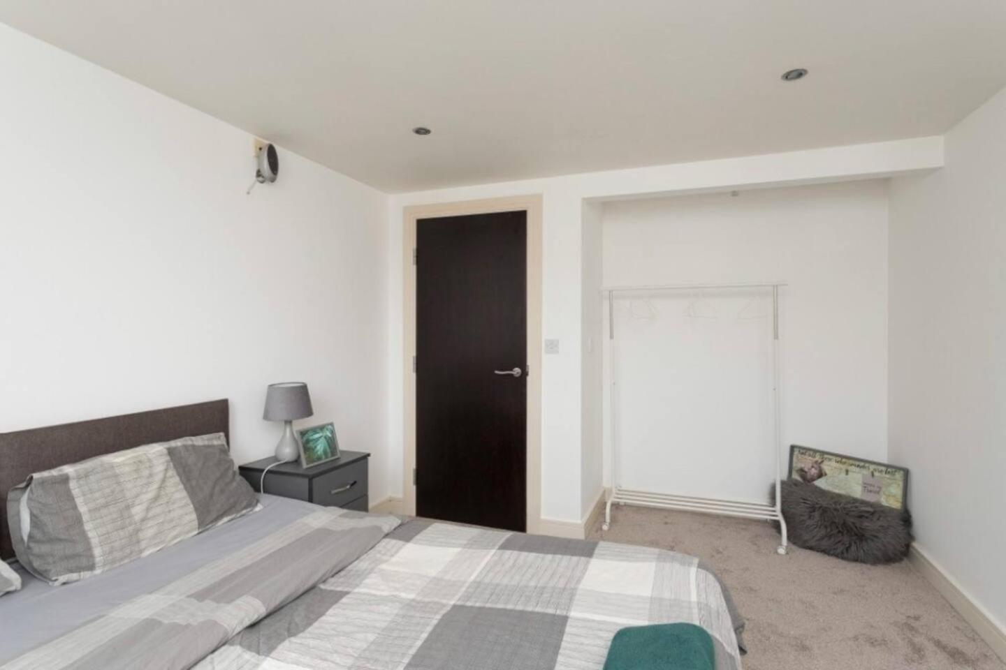 Lovely 1 Bedroom Apartment With Free Parking & Gym 커크버튼 외부 사진