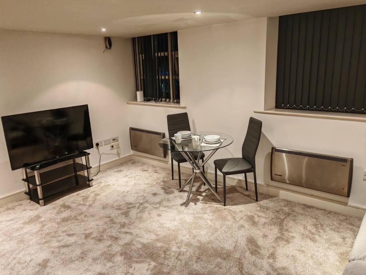 Lovely 1 Bedroom Apartment With Free Parking & Gym 커크버튼 외부 사진
