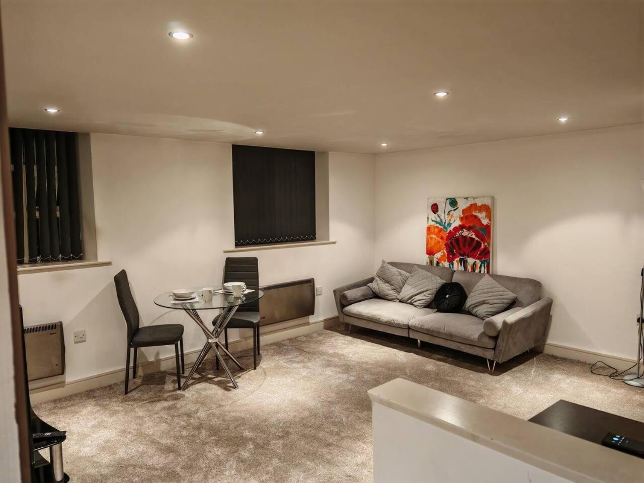 Lovely 1 Bedroom Apartment With Free Parking & Gym 커크버튼 외부 사진