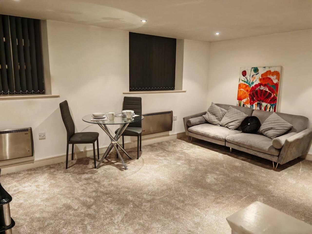 Lovely 1 Bedroom Apartment With Free Parking & Gym 커크버튼 외부 사진